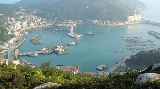 南濒南海,东距大万山岛公1公里.北距28.85公里.面积5.