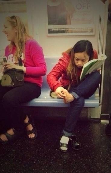 凤姐坐地铁都在看书 你还有什么理由不努. 图片