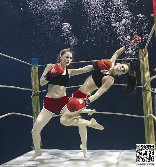 水下的拳击比赛 图片_hao123网址导航